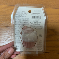 【新品】ハローキティ カップケーキ リップクリーム ストロベリーの香りの画像