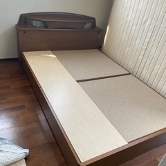 引き出し付きウォルナット色のダブルベッド
