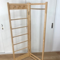 洋服かけ　木の温もりある洋服かけ