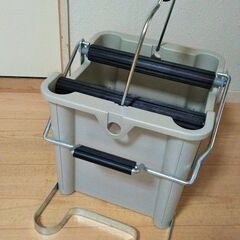 モップ絞り器とモップ用ハンドルの画像