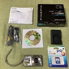 FinePix F70EXR  1000万画素デジカメ  シルバー