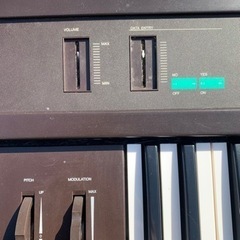 【中古品・引き取り限定】ヤマハYAMAHA シンセサイザー DX-7&ローランド キーボードアンプ CUBE CK-40の画像