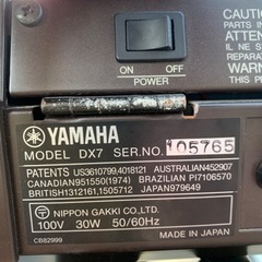 【中古品・引き取り限定】ヤマハYAMAHA シンセサイザー DX-7&ローランド キーボードアンプ CUBE CK-40の画像