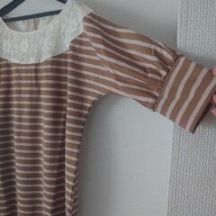 ボーダー柄とレース切替のワンピースの画像