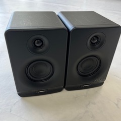 動作するアクティブモニタースピーカー