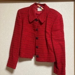 レトロな赤のスーツ（ジャケット、ロングスカート）の画像