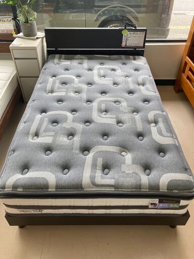 セミダブルベッド　２口コンセント付き！
