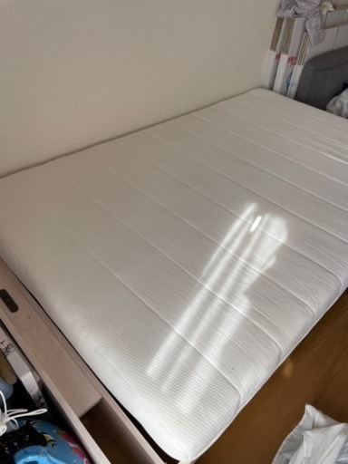 セミダブル　ベット　マットレス付きです！　コンセント差し口付き