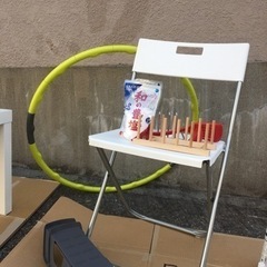 椅子、フラフープ、柔軟剤など