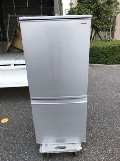 名古屋市郊外配送無料キャンペーン中！！　　SHARP  シャープ　137L冷蔵庫　SJ-D14D-S