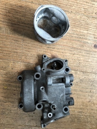 SR４００　純正ピストン　エンジンヘッド