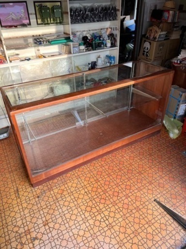 コレクションケース　昭和レトロ　棚　ガラスケース　完品　棚板二枚あります。
