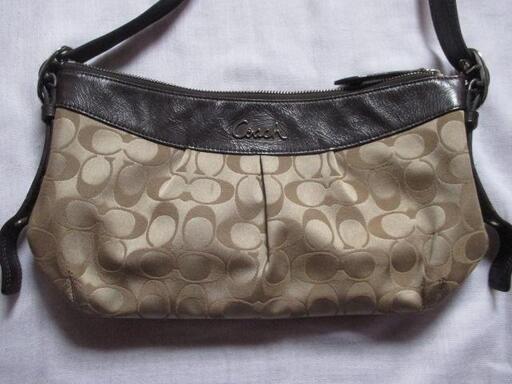 ◆COACH ブラウンゴールド系シグネチャー　金具シルバーのショルダーバッグ◆