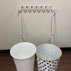 ゴミ箱(100円ショップ)、分別ゴミ袋スタンド(ニトリ)　3点セット