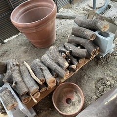 薪。ストーブ、キャンプファイヤーなど。の画像