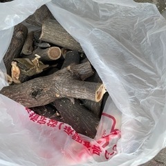 薪。ストーブ、キャンプファイヤーなど。