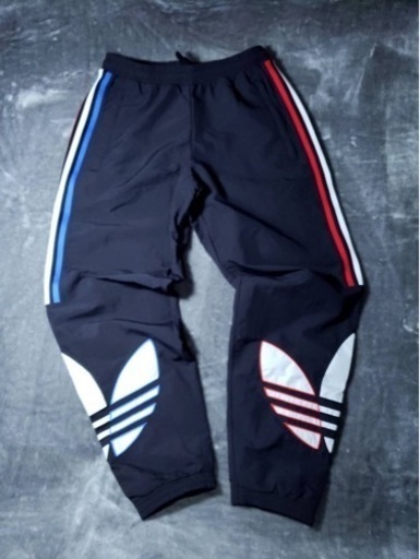 新品未使用　adidas ナイロンパンツ　ビッグトレフォイル　刺繍