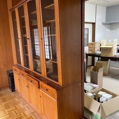 カリモク　食器棚、本棚の画像
