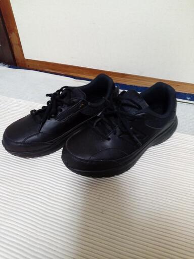 超美品♦️超超激安♦️New Balanceスニーカー24.5㌢ブラック♦️サイドジップ付き♦️軽量で機能性の高いスニーカー♦️状態良好♦️使用頻度ほとんど無い♦️おすすめ♦️メンズレディース共履けます♦️超激安お値打ちにお譲り致します♦️他のフリマアプリにも載せて折りますのでお早めにどうぞ