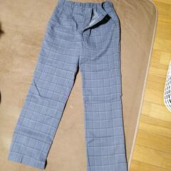 グレーのボトムス、厚手の生地です。