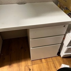 急募！鍵付き！3段引き出し付きデスク譲ります。