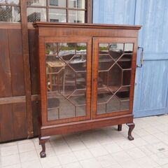 英国アンティーク家具の飾り棚です!クラシカルなデザインが上品で洗練