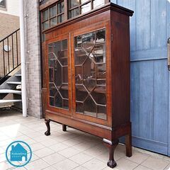 英国アンティーク家具の飾り棚です!クラシカルなデザインが上品で洗練