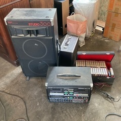 古いカセットテーププレーヤー。カラオケ。スピーカーセット