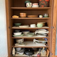 食器棚（上段のみ）4枚扉（中央観音開きと左右片開＋5段棚（高さフリー設定可）無償でお譲りします！の画像