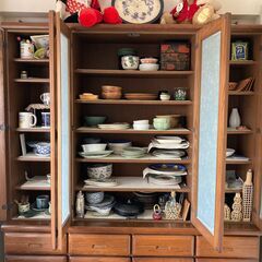 食器棚（上段のみ）4枚扉（中央観音開きと左右片開＋5段棚（高さフリー設定可）無償でお譲りします！の画像