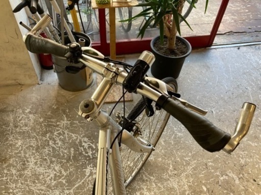 【SPECIALIZED sirrus】700×28c 24段変速　クロスバイク　シルバー