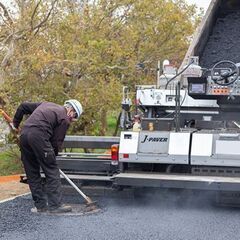 入社1年目でも年収300万円の高収入！夏場は冷たいドリンクを支給🥤高速道路などの舗装工事作業員の画像