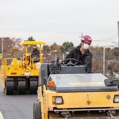 入社1年目でも年収300万円の高収入！夏場は冷たいドリンクを支給🥤高速道路などの舗装工事作業員の画像