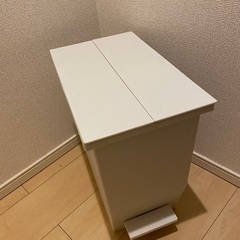 ゴミ箱、袋止め付き。
