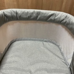 ベビーベッド　折りたたみ　グレーの画像