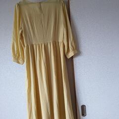 黄色のワンピース Mの画像