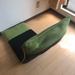 ソフトな折りたたみ椅子横寝り可能の画像