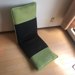 ソフトな折りたたみ椅子横寝り可能の画像