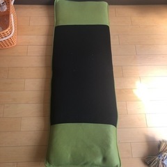 ソフトな折りたたみ椅子横寝り可能の画像