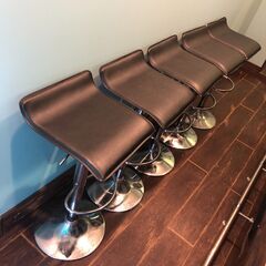 バーカウンターチェア５脚 黒 昇降式 360°回転 1年半使用品...