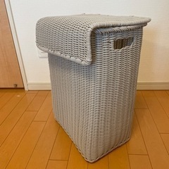 【値下げ】ラタン調　ランドリーバスケットの画像