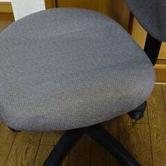 ★パソコンチェアー ＆ 腰痛防止ドクターエル クッション★キャスター新品、クッションカバー付きの画像