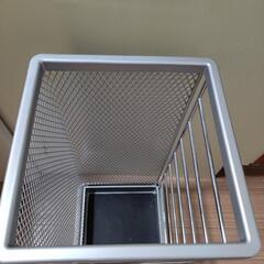 軽くてシンプルな傘立ての画像