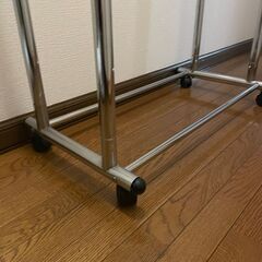 ３００円　２列スチールハンガーラック　キャスター付き高さ調整可の画像
