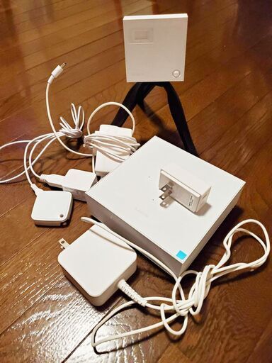 【●受け渡し完了となりました!!!!】使用済中古品となります!!　MANOMA ホームゲートウェイ本体 室内カメラ NCP-HG100 CC100　共働き家庭向きのホームセキュリティは如何でしょうか!! 大切なペットや常に心配なお子様をスマホから見守ることが可能です。　直接取引だから安心です!!!