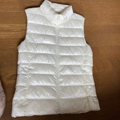美品UNIQLOダウンベストの画像