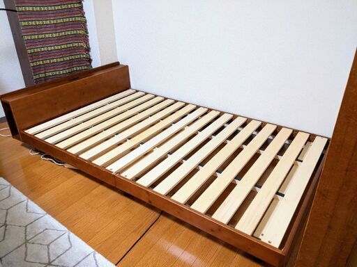 【笹塚まで取りに来てくださる方限定！】2口コンセント付き／3段階高さ調整可能／サイズ収納付のセミダブルサイズのベッドフレーム