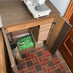 ジャノメミシンとミシン台の画像