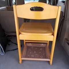 木製の学習椅子の画像