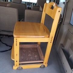 木製の学習椅子の画像